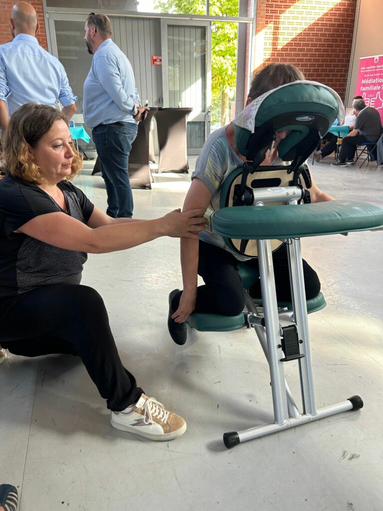 massaga amma assis réalisé par ammaryzen, lors de la semaine bleue à Arras en association avec Générations Séniors au salon de l'intergénération