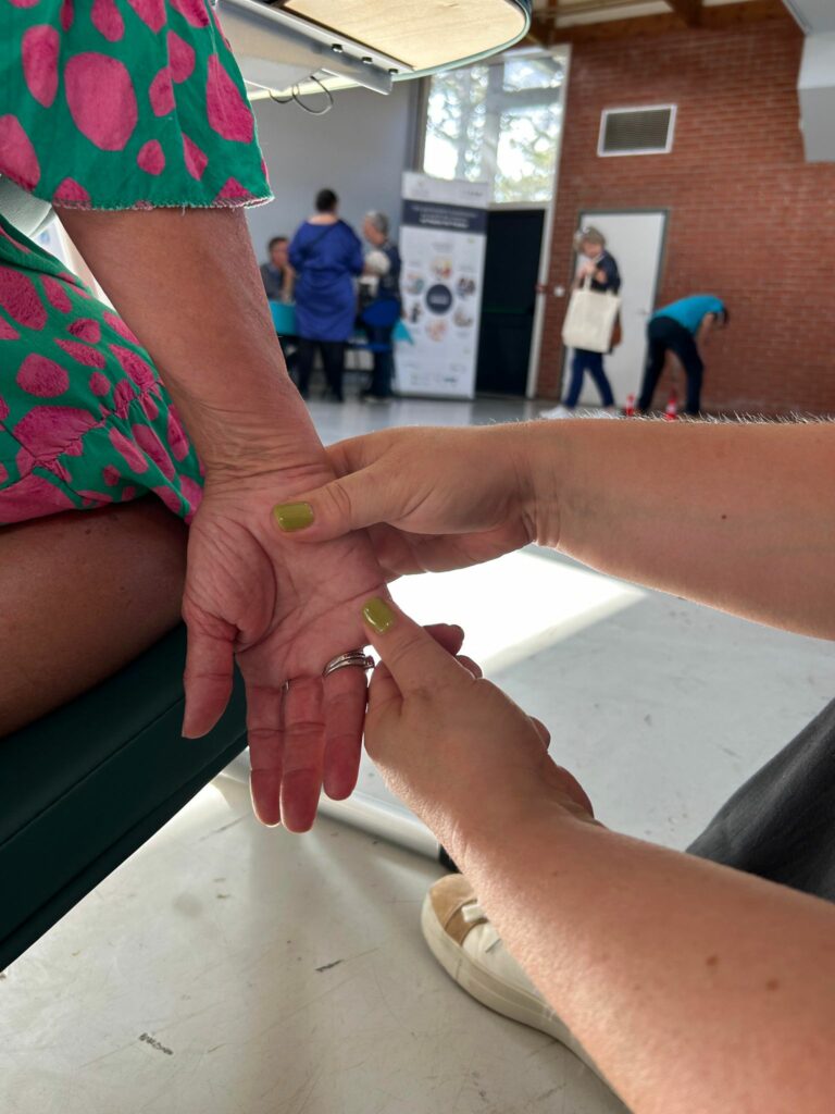 massaga amma assis réalisé par ammaryzen, lors de la semaine bleue à Arras en association avec Générations Séniors au salon de l'intergénération