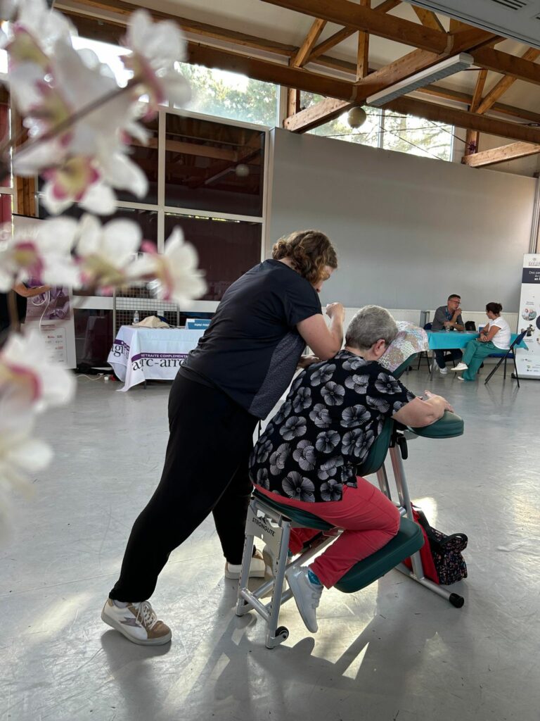 massaga amma assis réalisé par ammaryzen, lors de la semaine bleue à Arras en association avec Générations Séniors au salon de l'intergénération